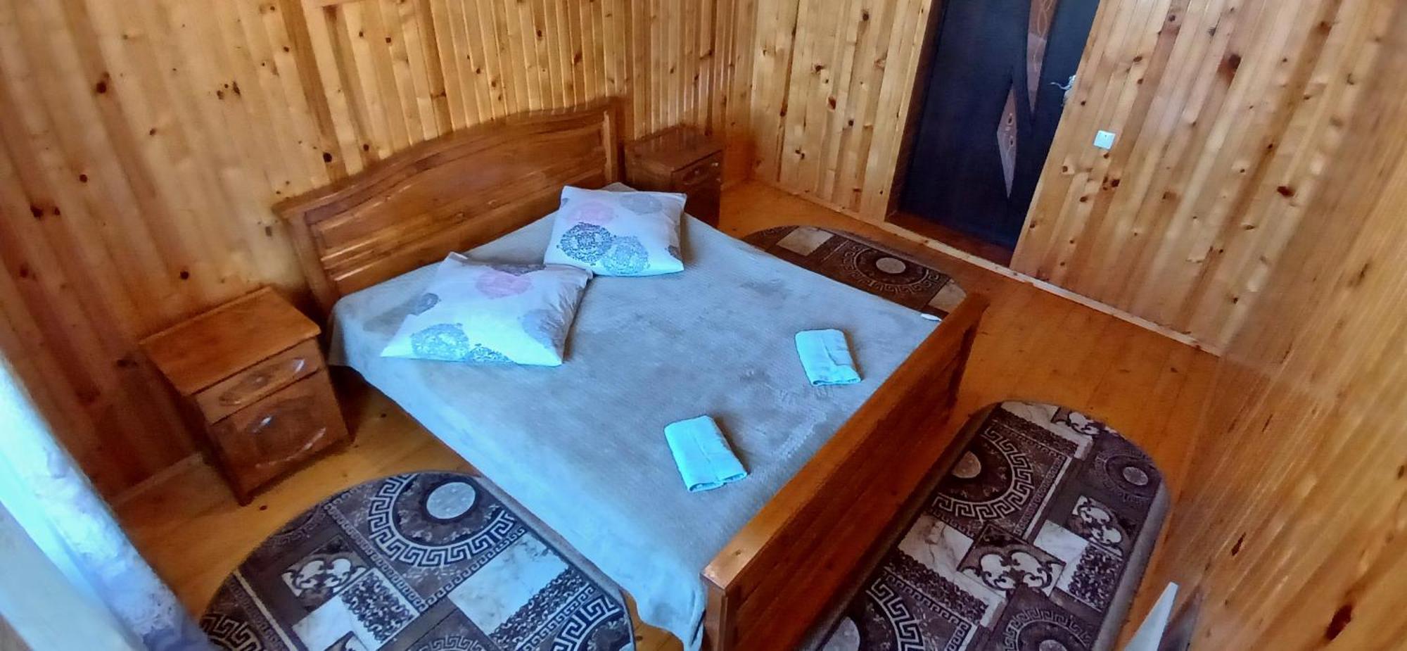 на пагорбі *