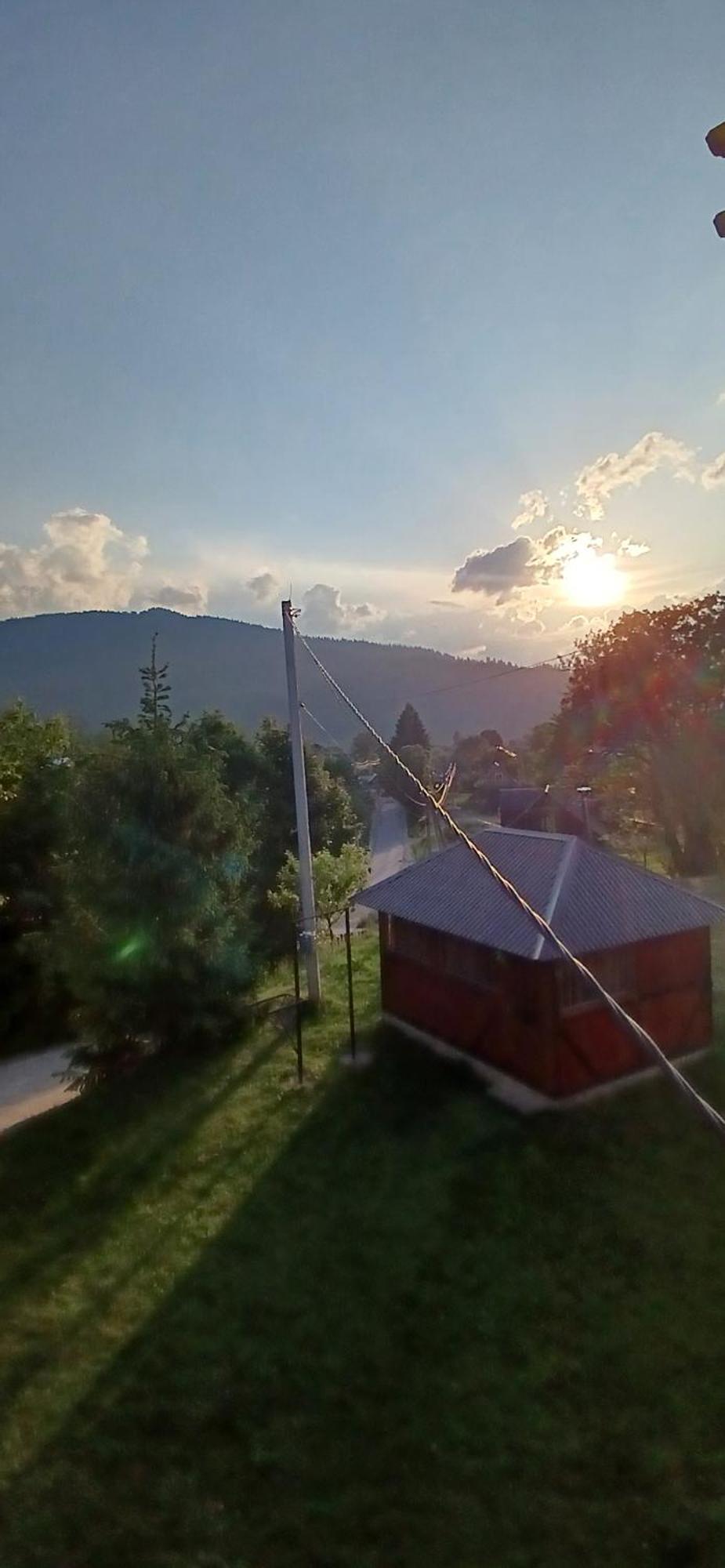 на пагорбі *